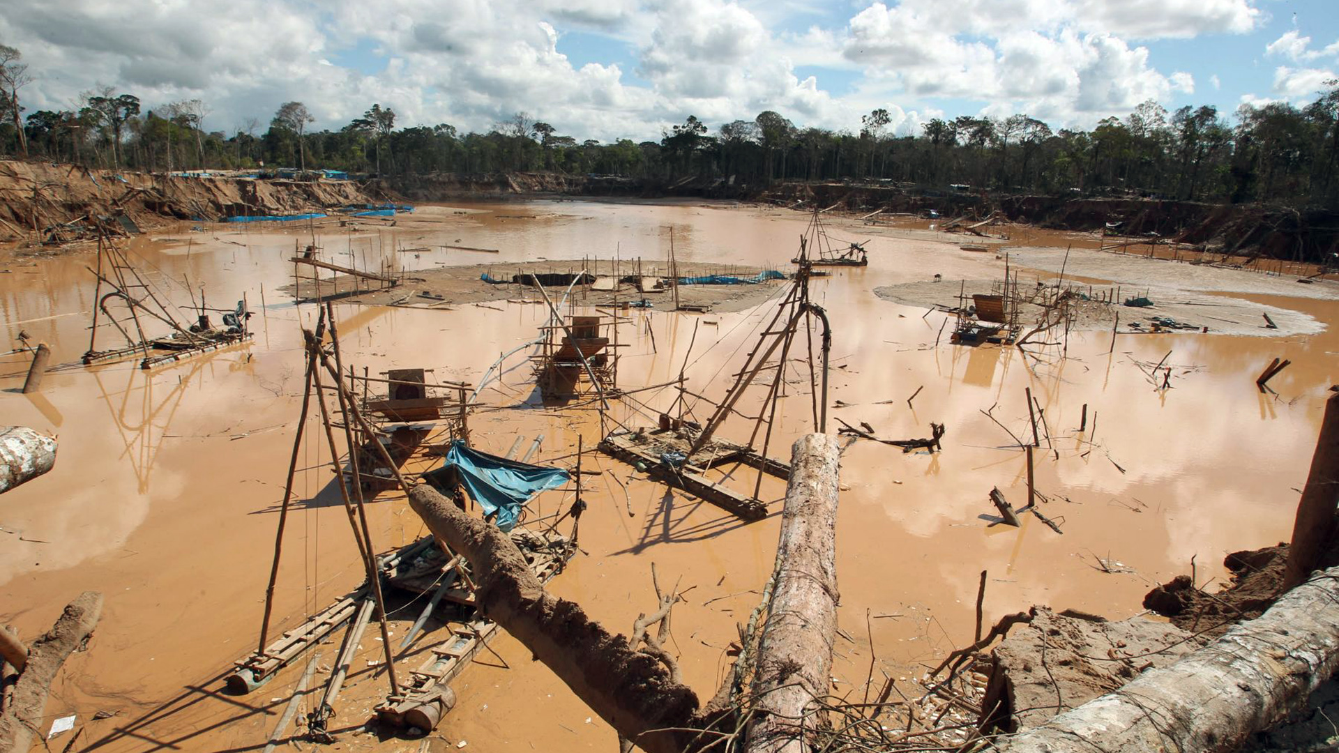 Dragas de minería informal en Madre de Dios