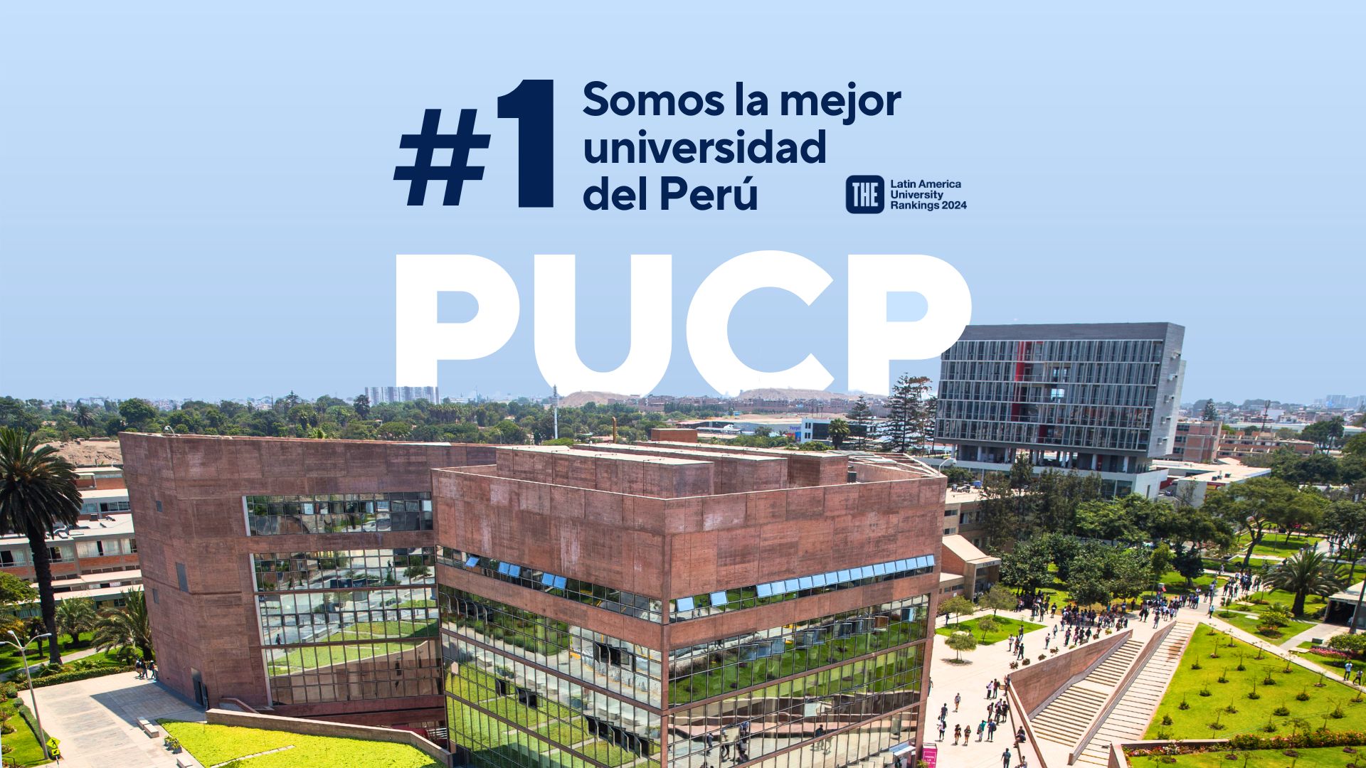 la mejor universidad del Perú y el logo THE latinoamérica 2024 en letras sobre el cielo en una foto del campus PUCP: en la mitad inferior se ven edificios modernos con jardines.