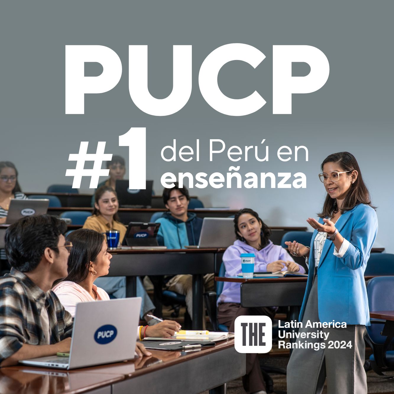 Imagen de un salón de clases donde dice "PUCP #1 del perú en enseñanza". refleja el logro de que la PUCP es la mejor universidad del Perú