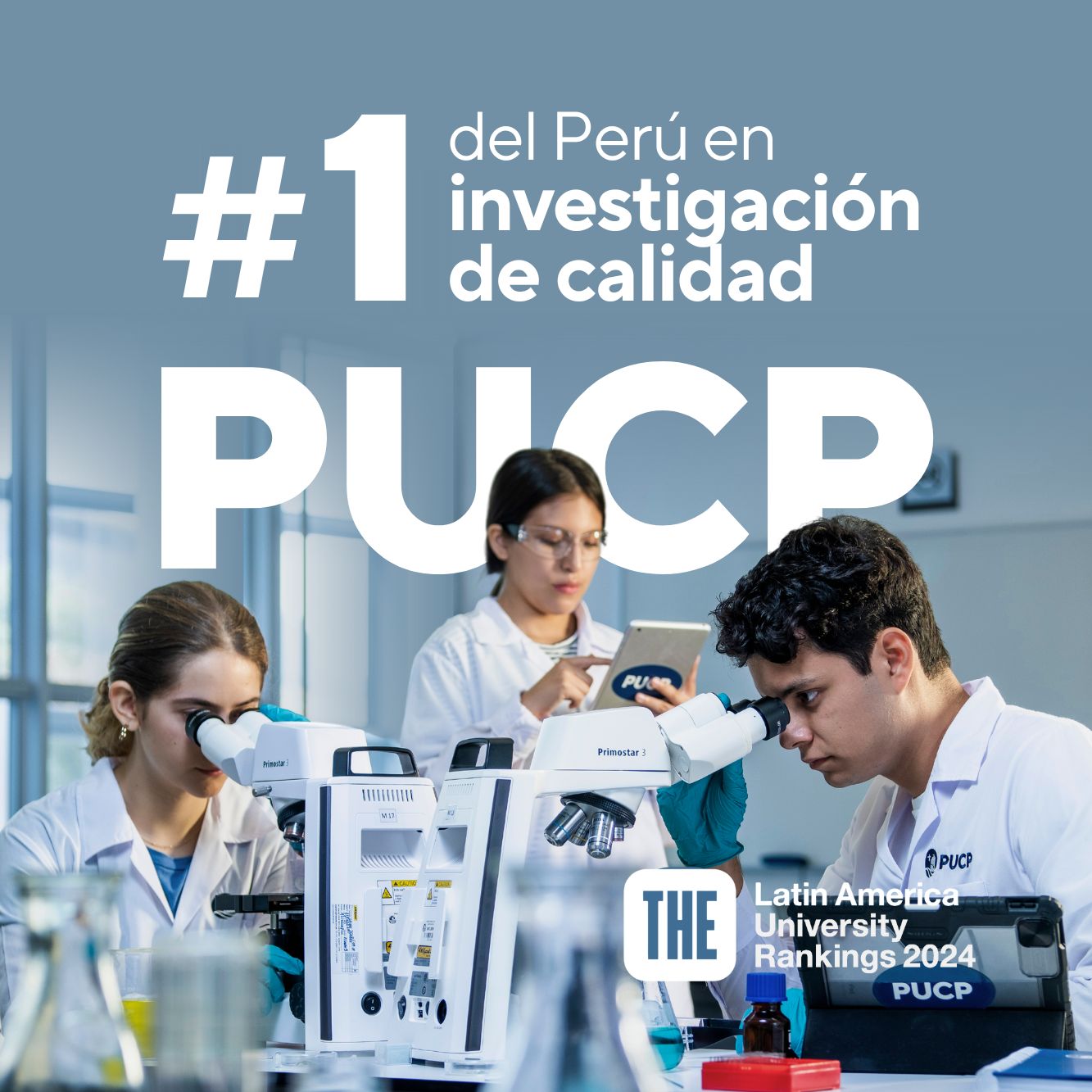 Imagen de tres personas en un laboratorio sobre las que dice "PUCP #1 en investigación de calidad". refleja el logro de que la PUCP es la mejor universidad del Perú