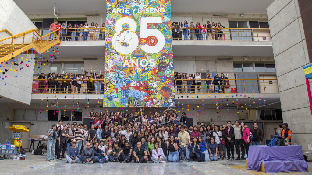 Comunidad de Arte y Diseño celebrando aniversario de la Facultad de Arte y Diseño PUCP