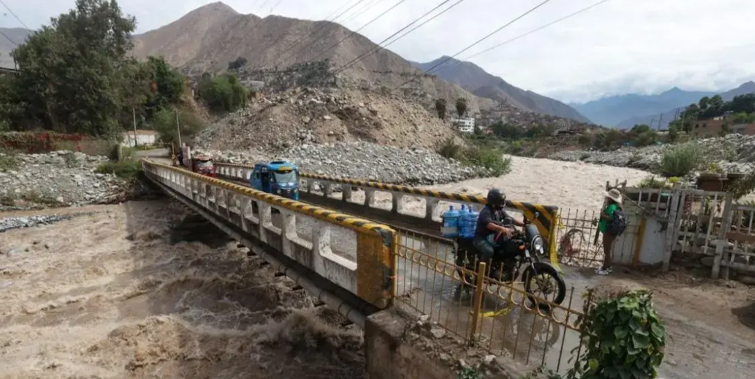 Más de 200 puentes colapsados o dañados por las lluvias en Perú en los últimos tres meses