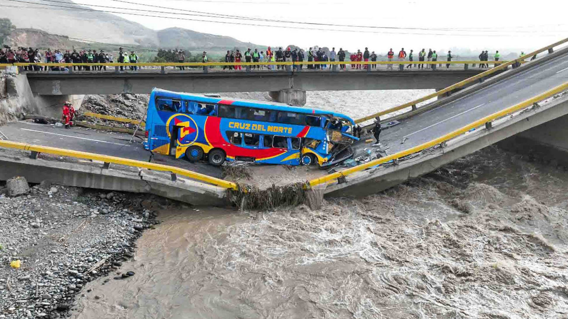 Informe sobre la caída del Real Plaza y puentes: aquí se ve el bus que cayó con el puente de Chancay.