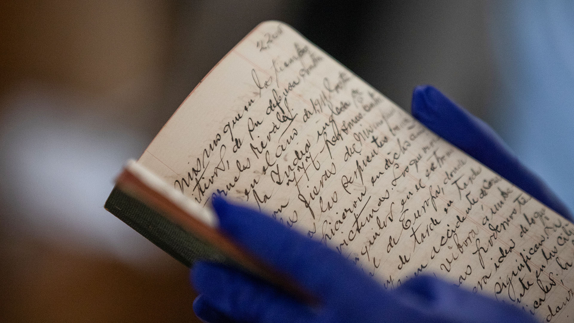 Cuaderno antiguo y abierto con caligrafía de Marco Cavero, documento perteneciente al Archivo Histórico Riva-Agüero.