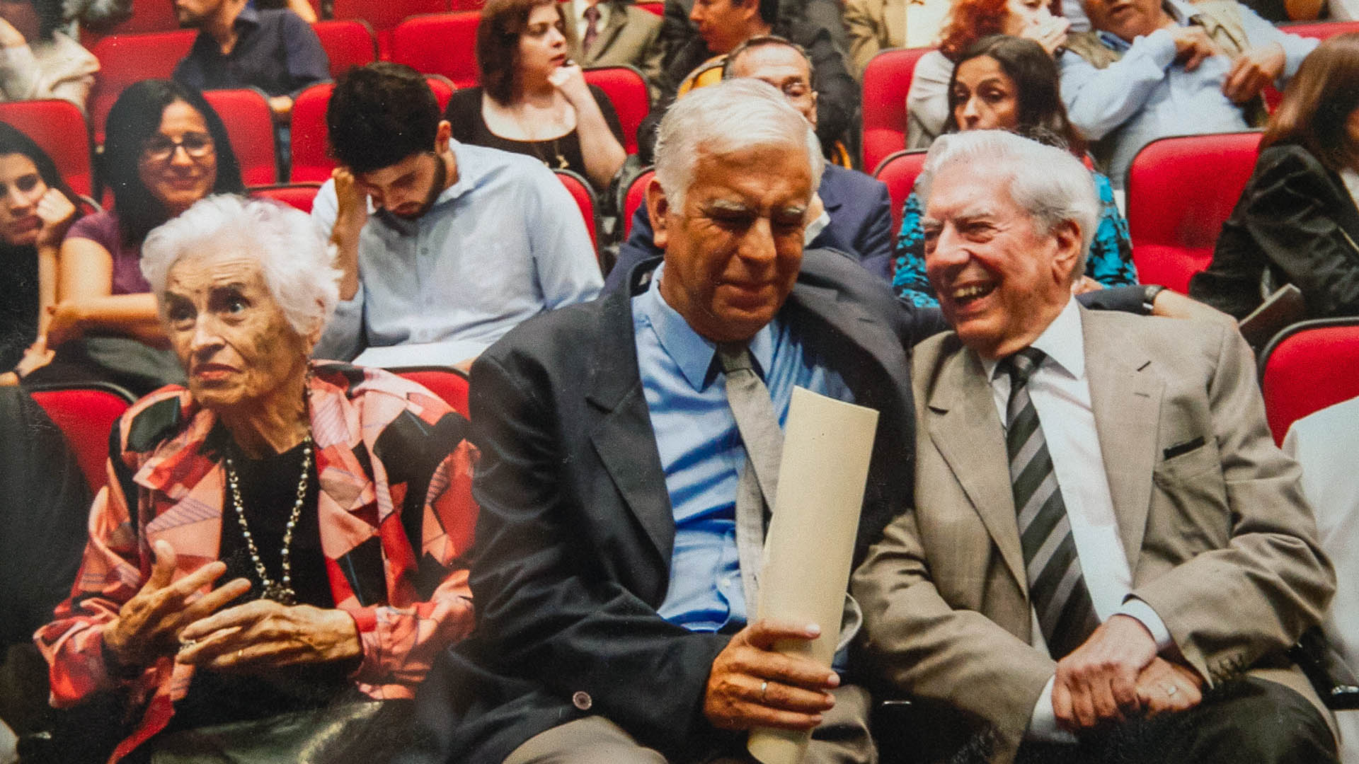 Cueto y Vargas Llosa sentados, riéndose en el CCPUCP