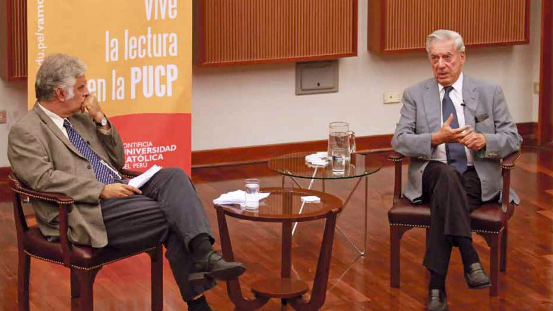 Cueto frente a Vargas Llosa. En el medio, una pequeña mesa de madera.