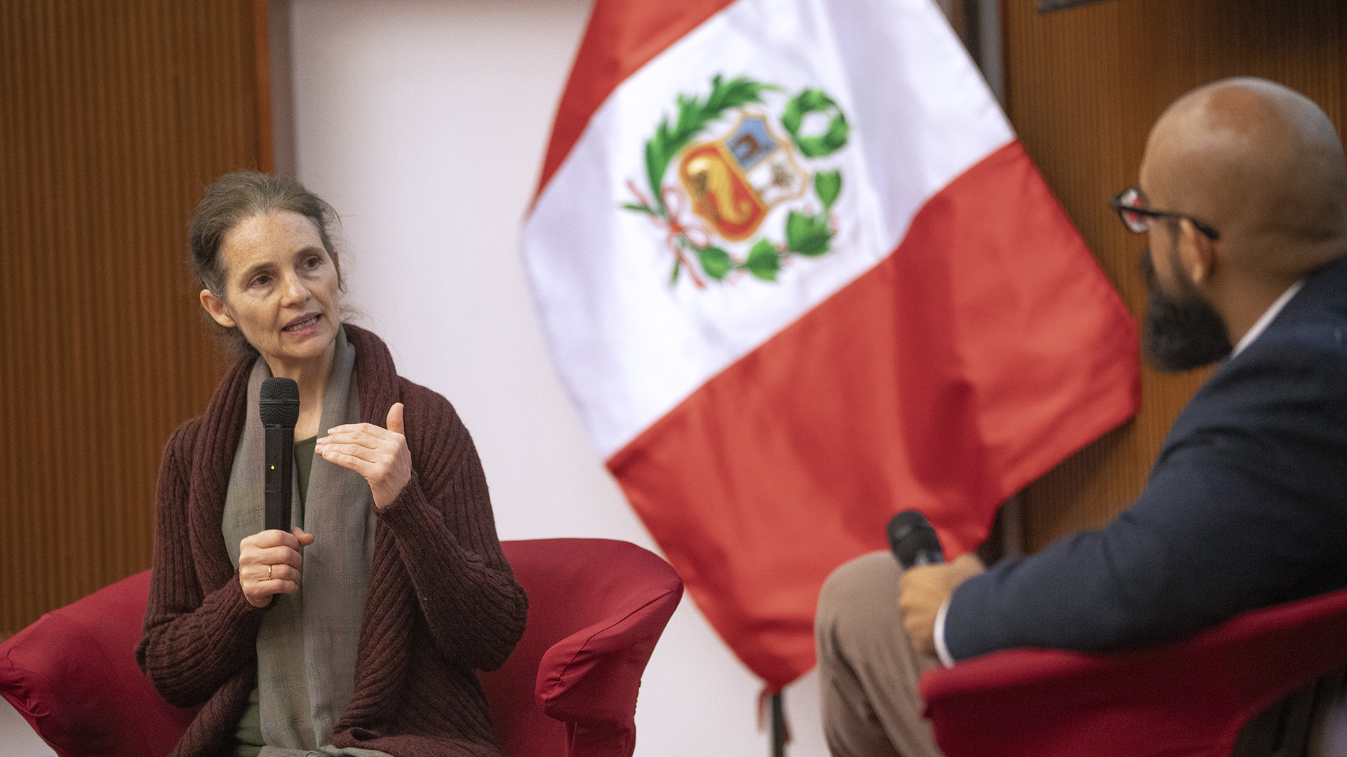 La Dra. Alquire sentada frente al Dr. Clausen.