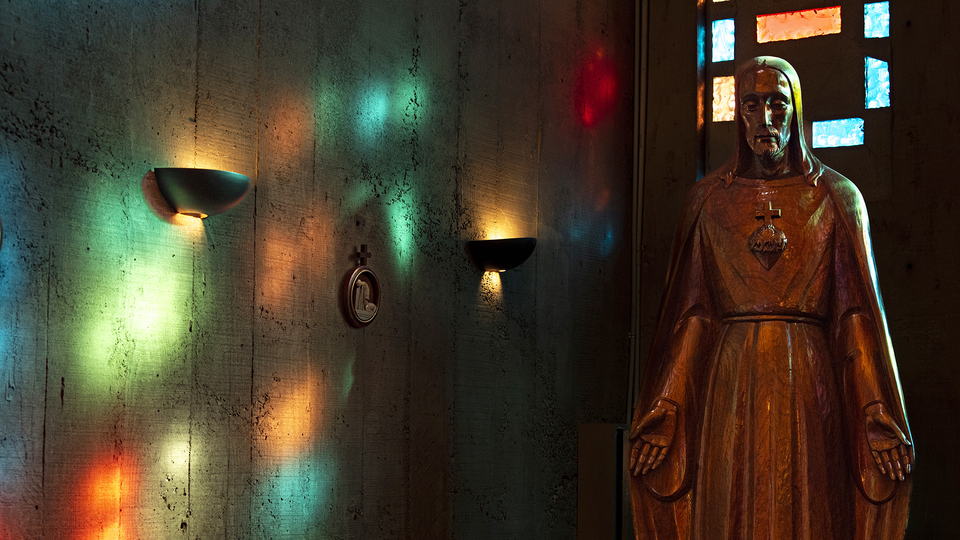 Reportaje Semana Santa: Piezas artísticas del CAPU: vitrales de la capilla del CAPU.