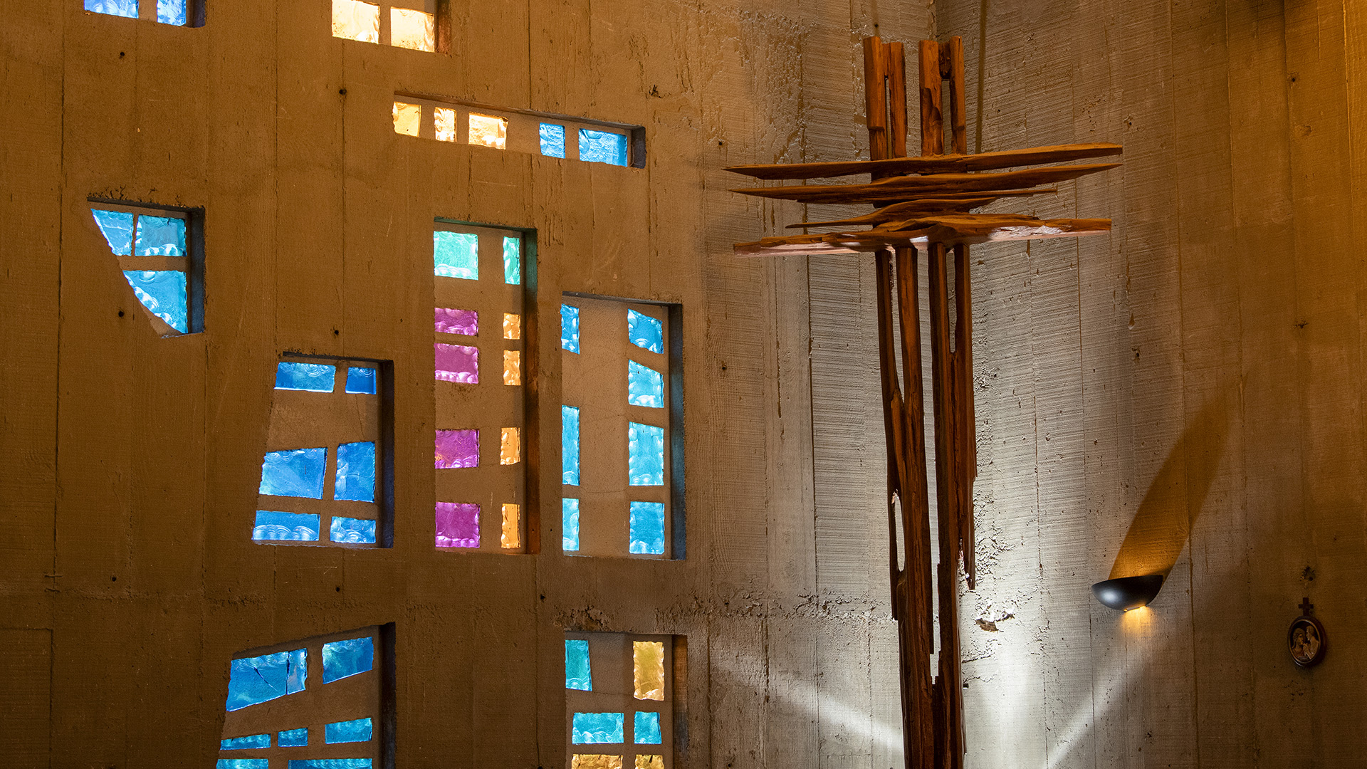 Reportaje Semana Santa: Piezas artísticas del CAPU: cruz de Johanna Hamann