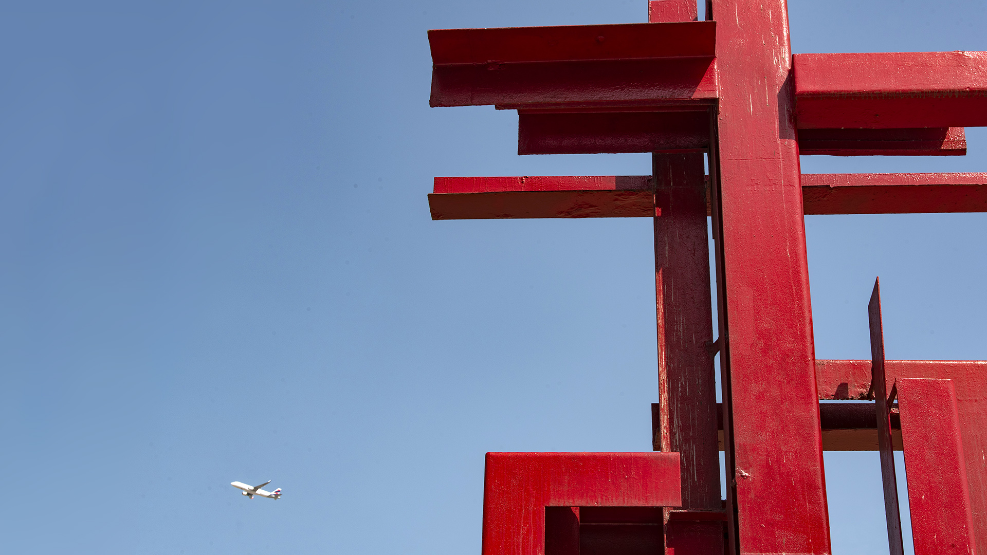 Reportaje Semana Santa: Piezas artísticas del CAPU: cruz roja de metal hecha por la escultora PUCP Judith Ayala
