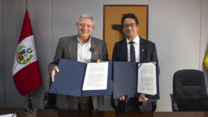 Julio del Valle firmando el convenio con Fe y Alegría