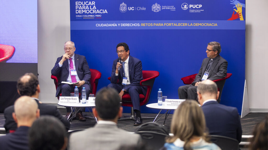 Tres autoridades en Educar para la democracia