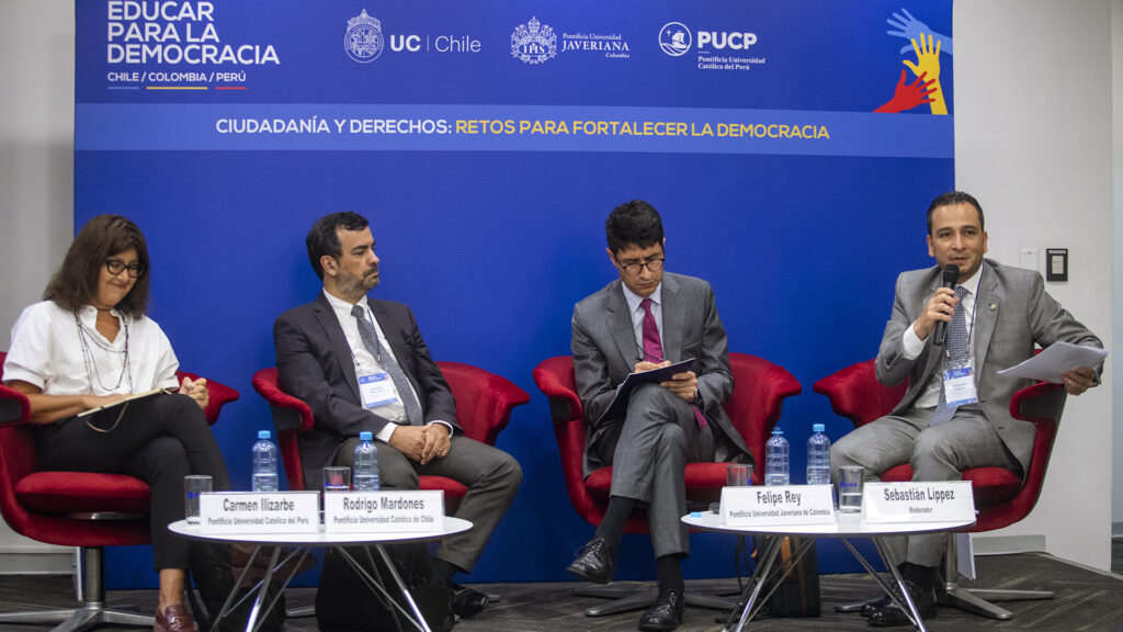 Segunda mesa en Educar para la democracia