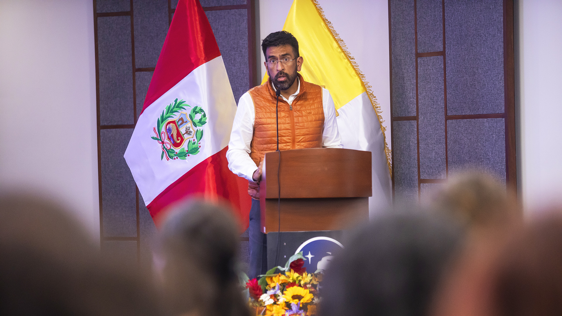 El profesor del Departamento de Derecho Gustavo Zambrano en Educar para la democracia