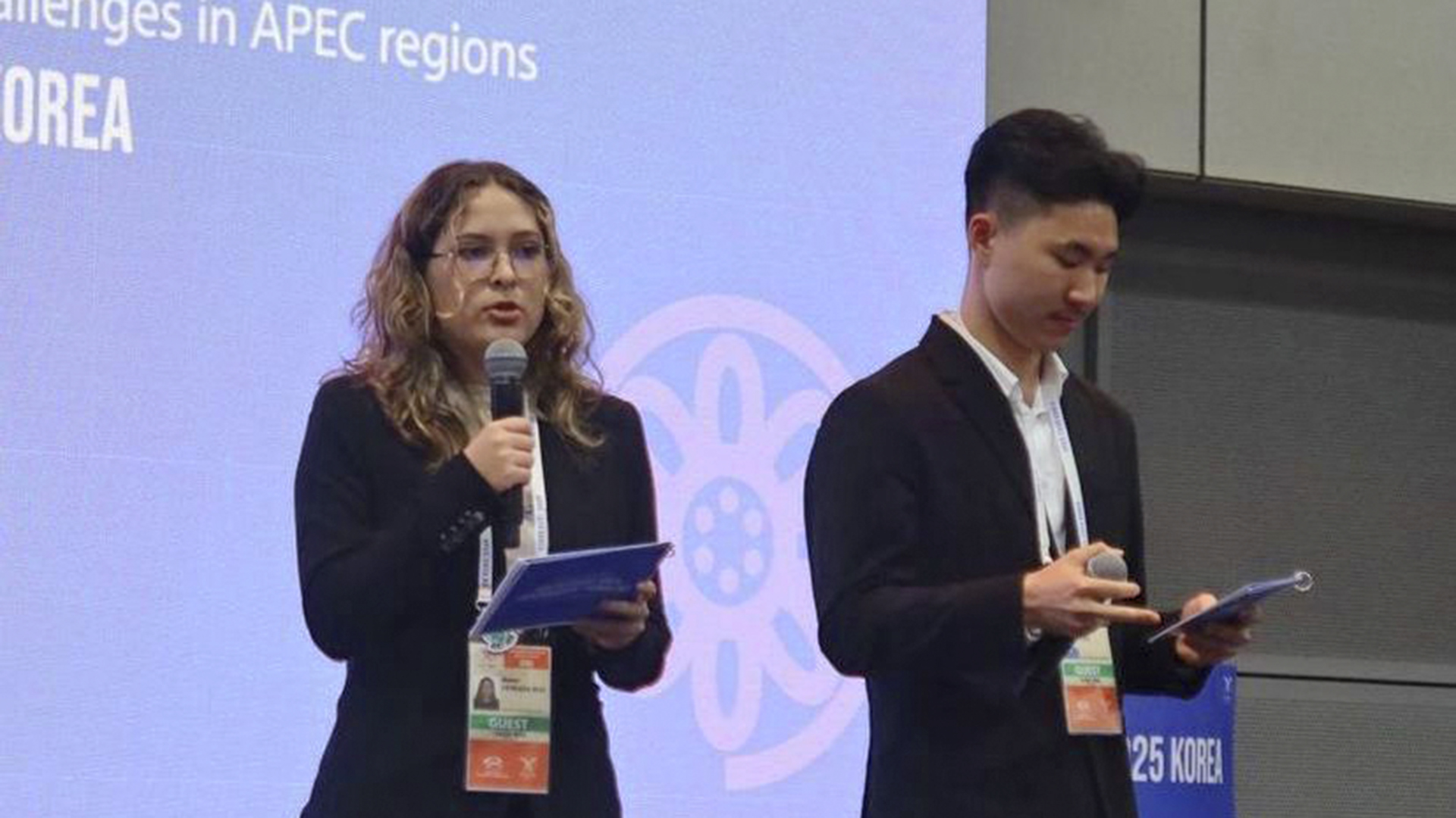 Beén exponiendo en el programa de emprendimiento social sostenible en Corea del Sur