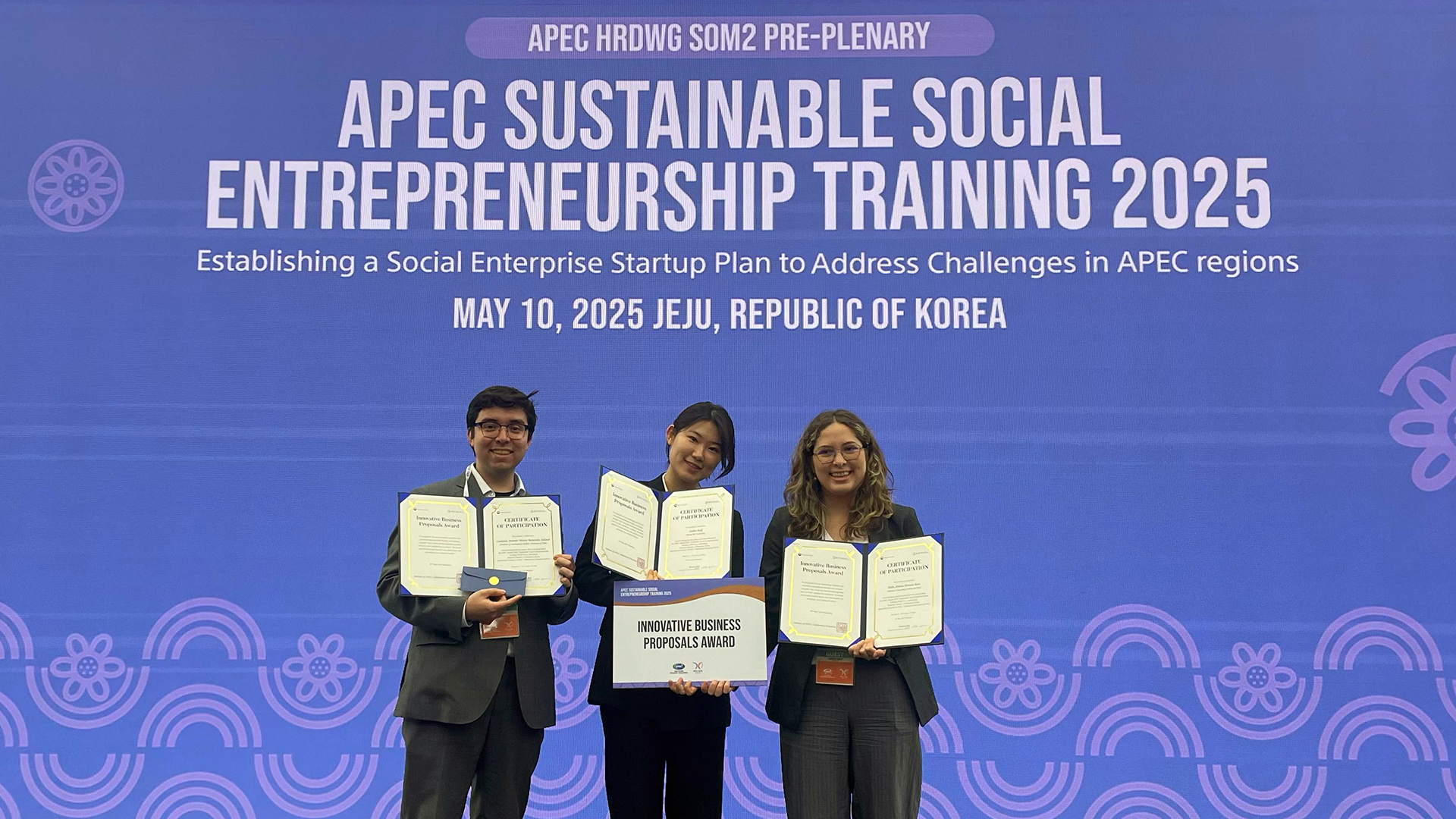 Belén con sus compañeros de Chile y Corea en el programa de emprendimiento social sostenible