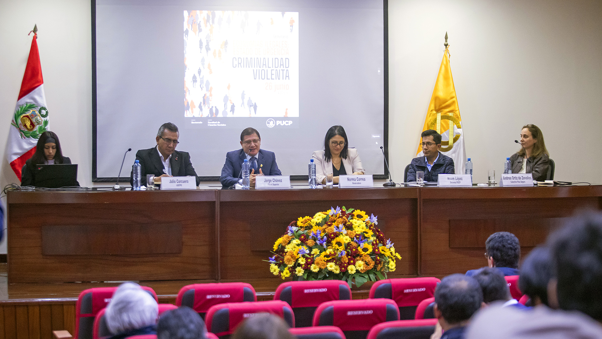 En la mesa 2 "Estrategias y articulación frente a la criminalidad violenta" participaron el fiscal superior Dr. Jorge Chávez Cotrina, el docente PUCP Mag. Noam López, la integrante del colectivo País Seguro Mag. Andrea Ortiz de Zevallos y el gerente general de ASEPRI Mag. Julio Corcuera, con la moderación de nuestra profesora y antropóloga Mag. Norma Correa.