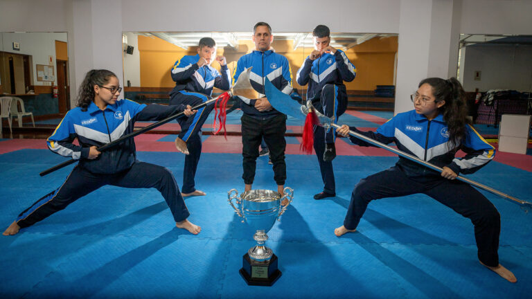 Cinco miembros del equipo de wushu PUCP con la copa del Campeonato Nacional Universitario.