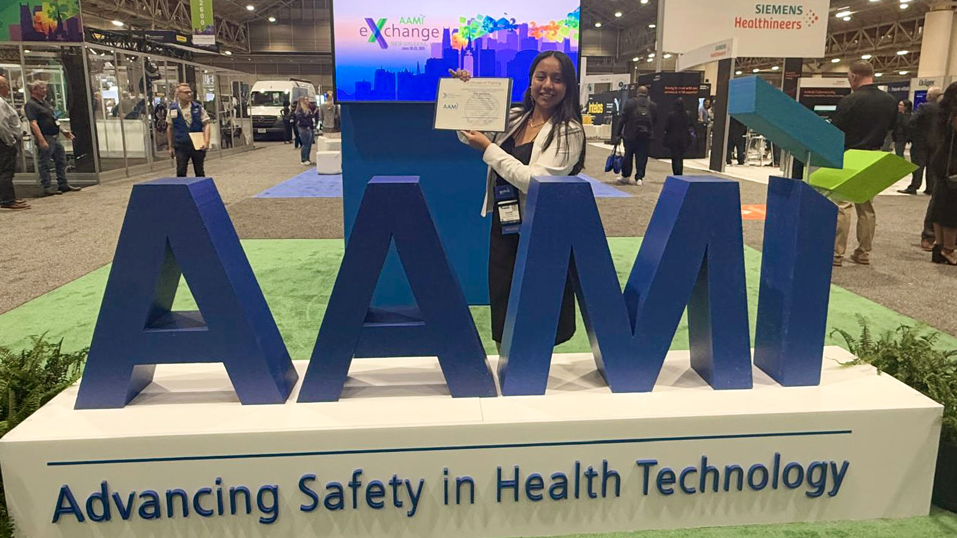 Cristina Aldana gana premio con investigación sobre Infraestructura hospitalaria.