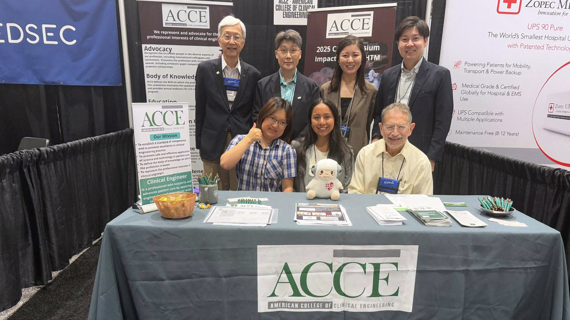 Cristina Aldana posa con equipo del ACCE.