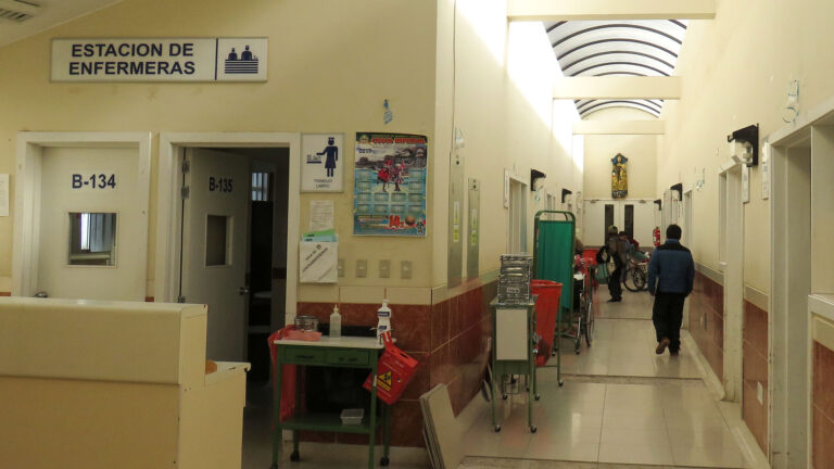 Sala de hospital que demuestra deficiencias de la Infraestructura hospitalaria en el Perú.