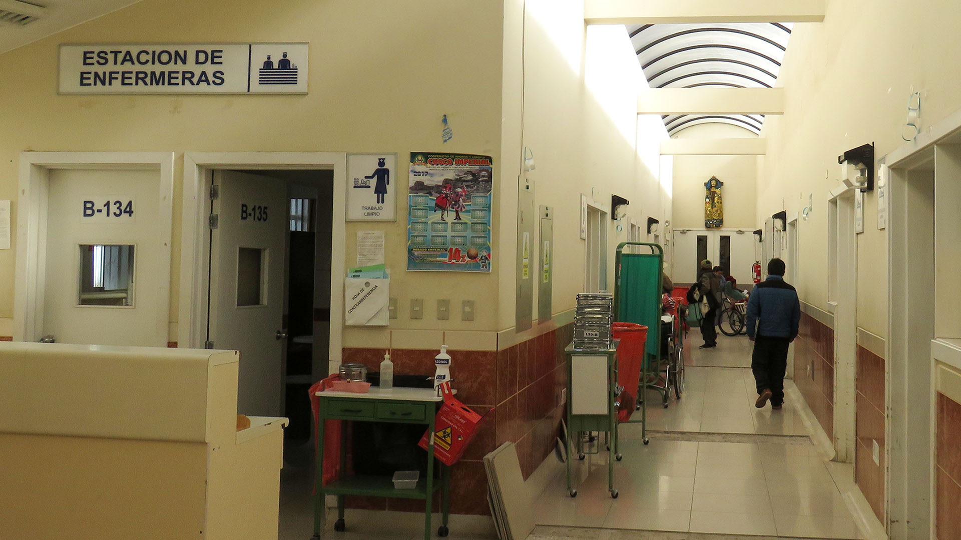 Sala de hospital que demuestra deficiencias de la Infraestructura hospitalaria en el Perú.