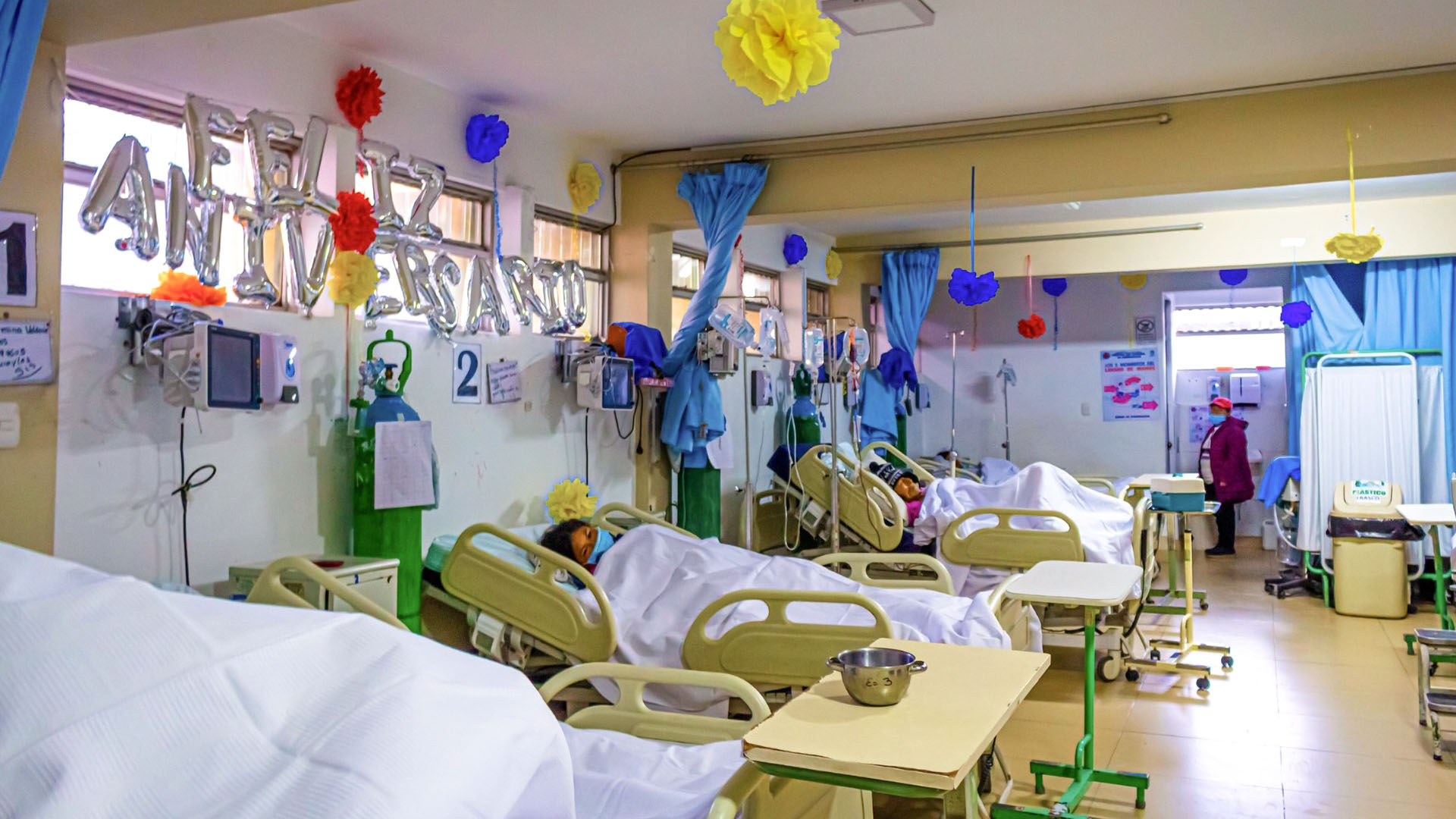 Sala de hospital del Perú que evidencia deficiencias en la Infraestructura hospitalaria.