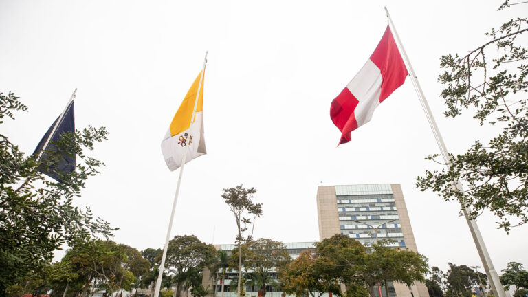Fotos de banderas en el campus PUCP de Fiestas Patrias del Perú