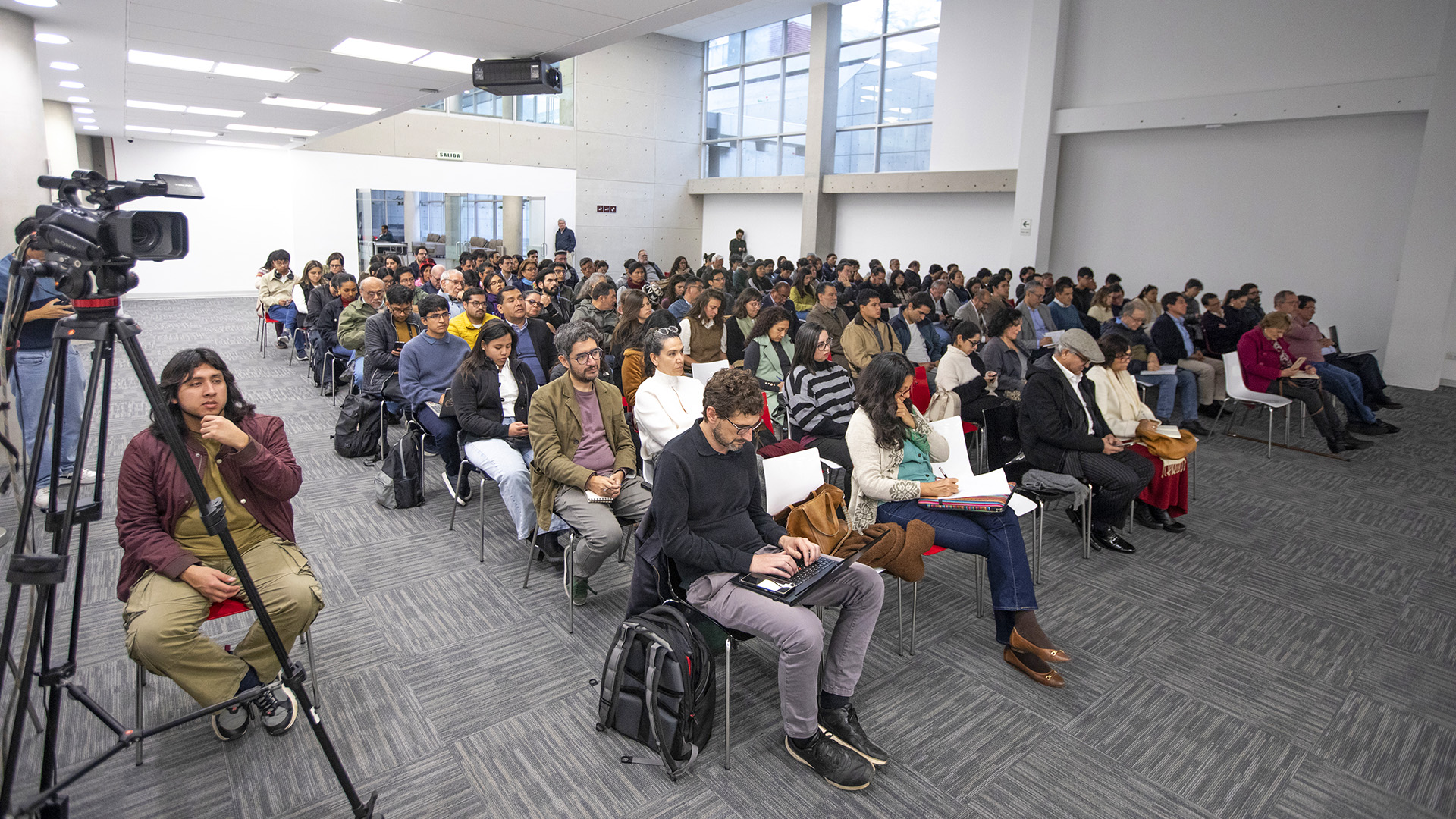 Público escuchando sobre minería ilegal en el seminario de economías ilegales