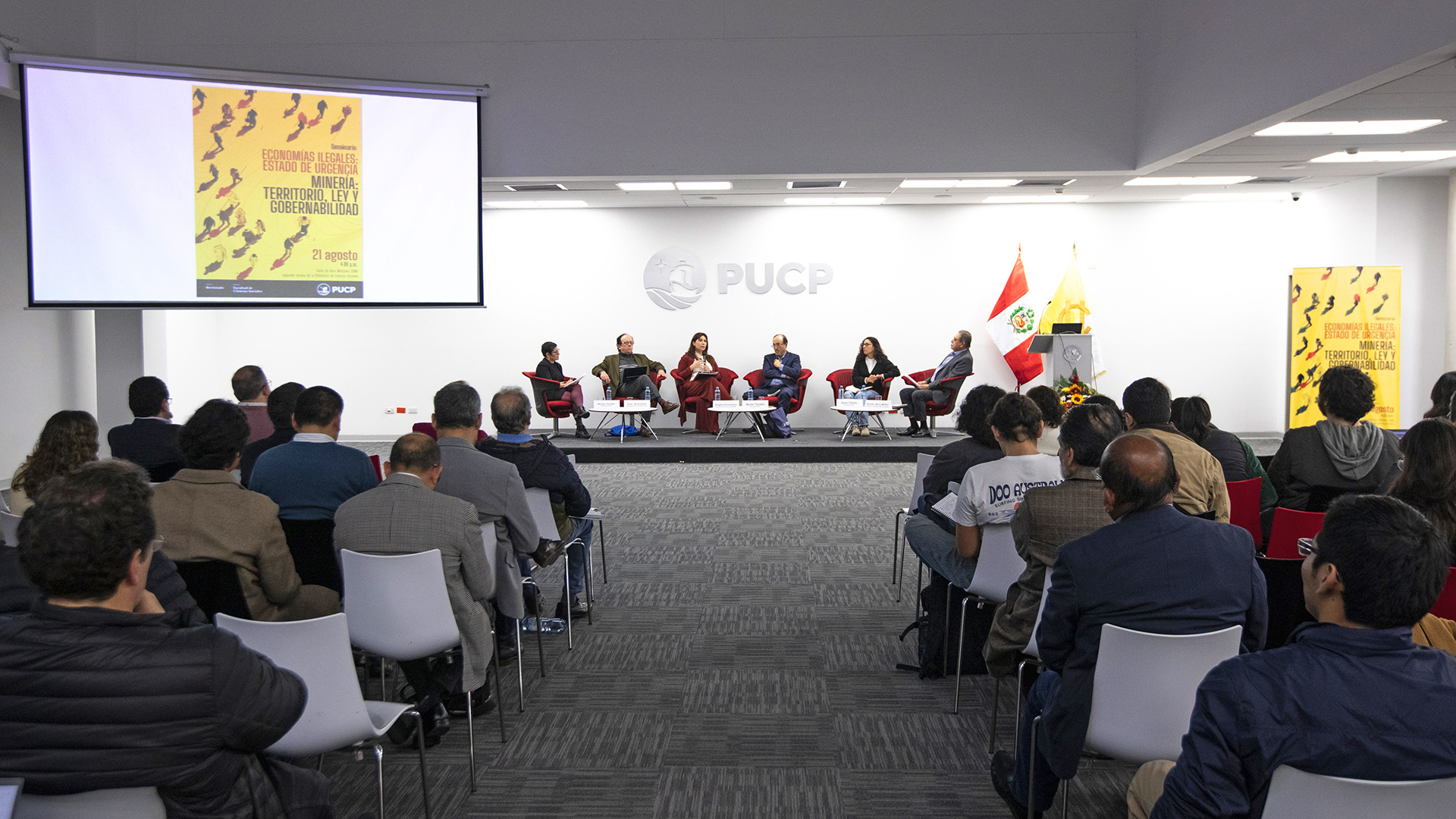 Público escuchando sobre minería ilegal en el seminario de economías ilegales