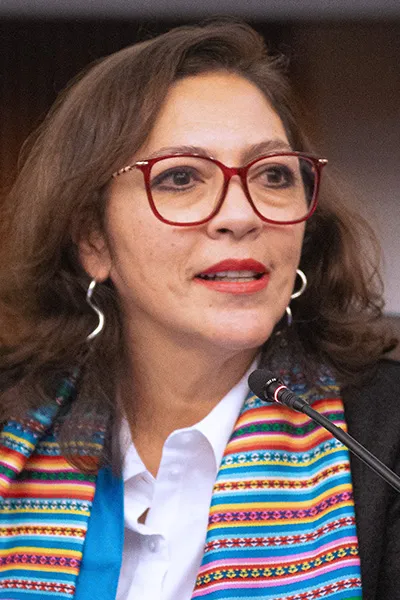 Dra. Elizabeth Salmón