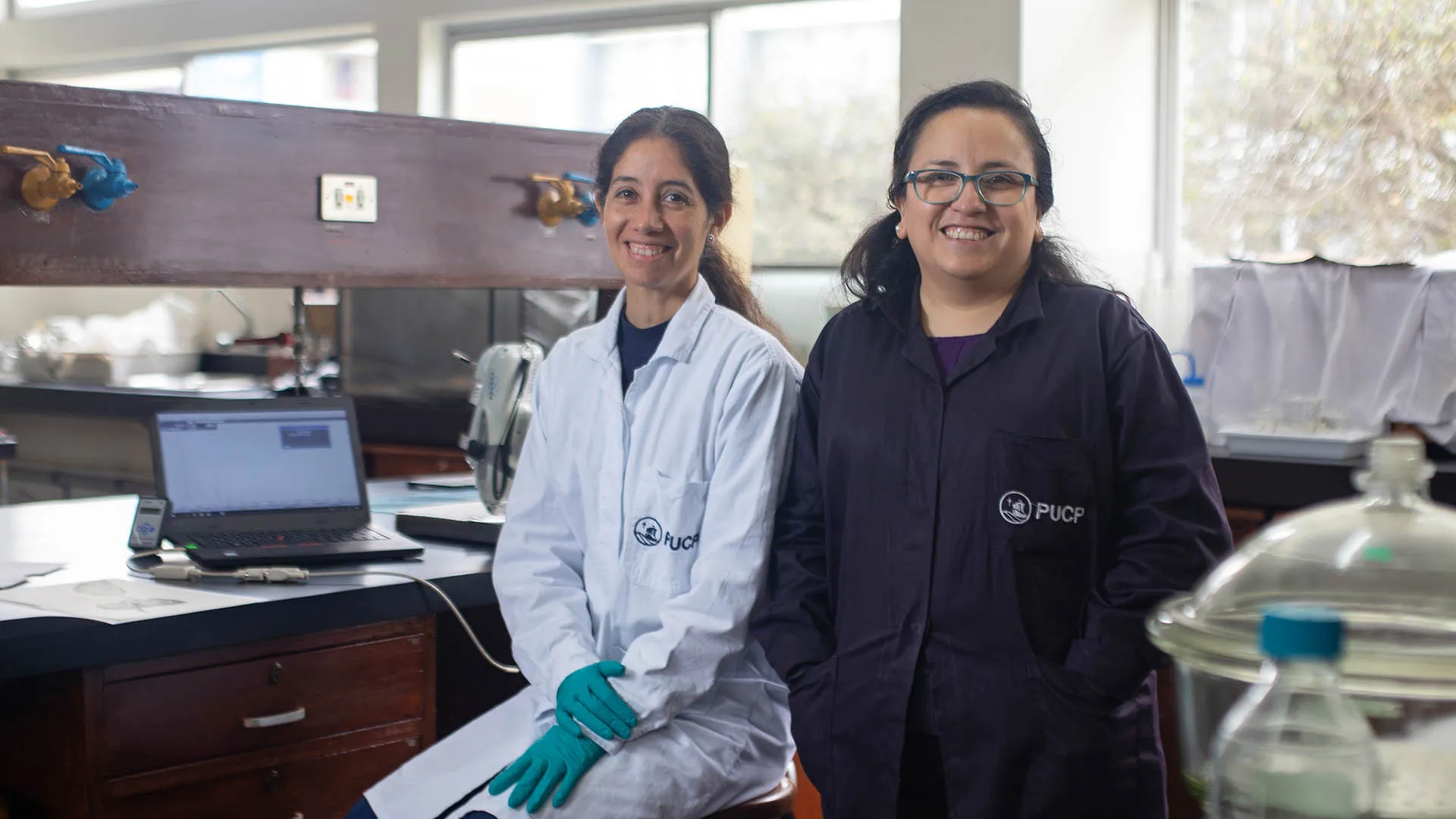 Patricia Gonzales y Betty Galarreta, investigadoras de proyecto químico de acuarelas de Raimondi.