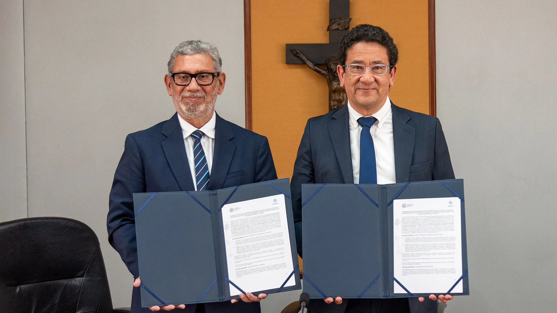 El rector y el director de Senati firman el convenio.
