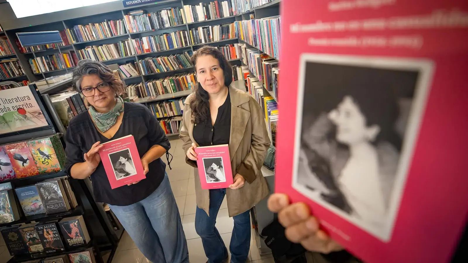 Luz Vargas y Elizabeth Lino, editoras de libro de poesía de Sarina Helfgott