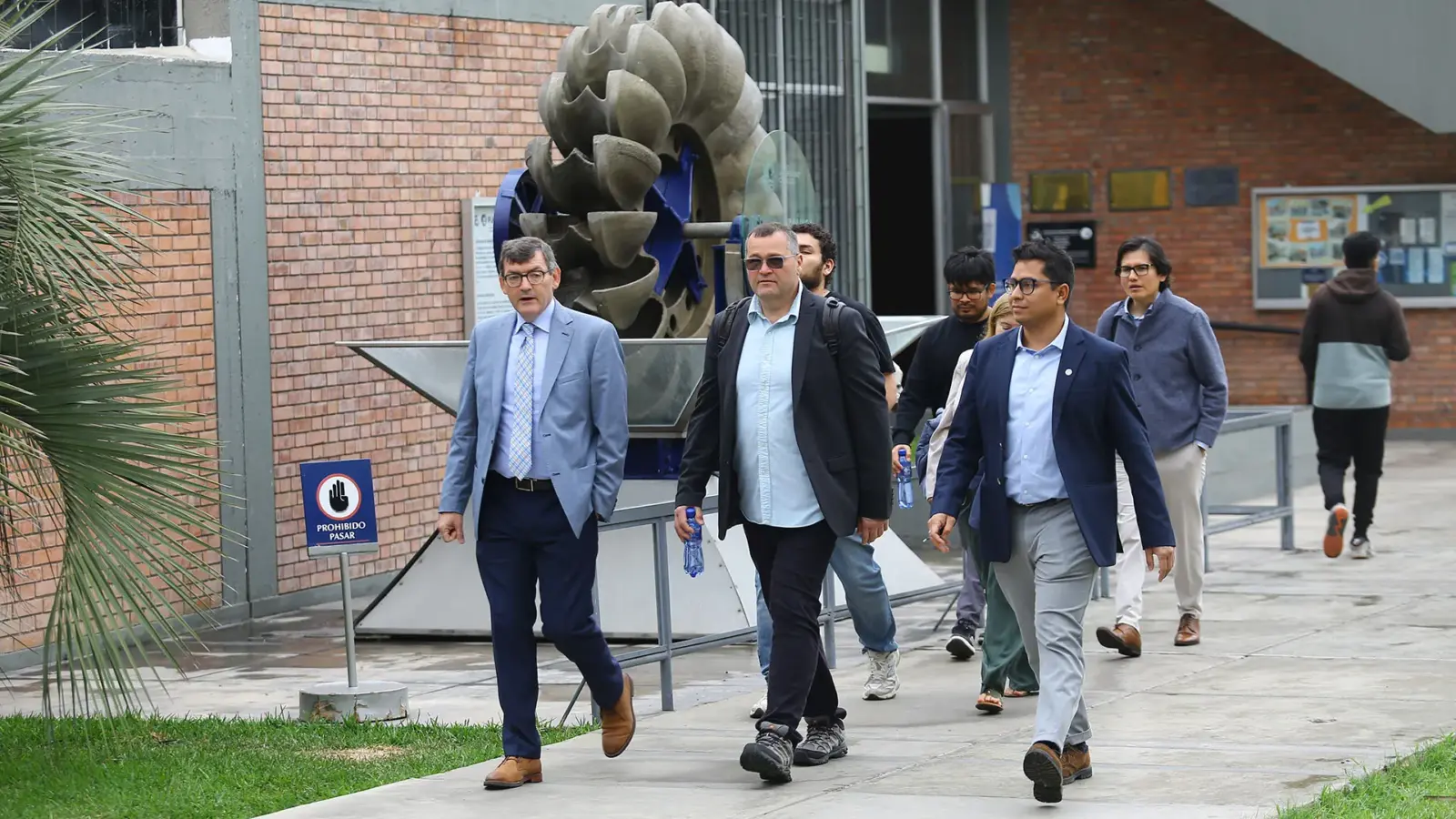 Ingenieros biomédicos internacionales en la PUCP.