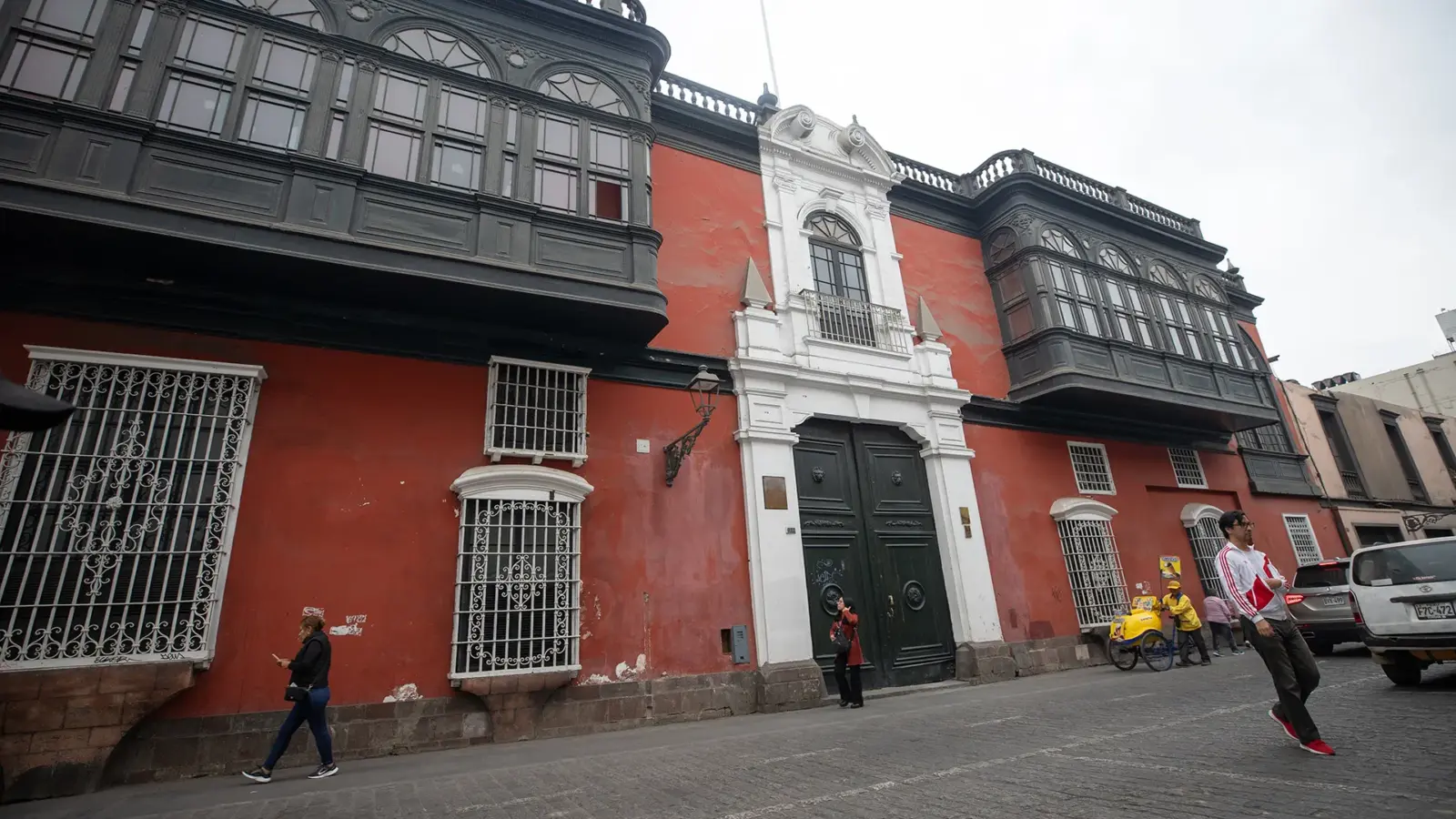 Legado de José de la Riva-Agüero a la PUCP que dio origen al Instituto Riva-Agüero en 1947.