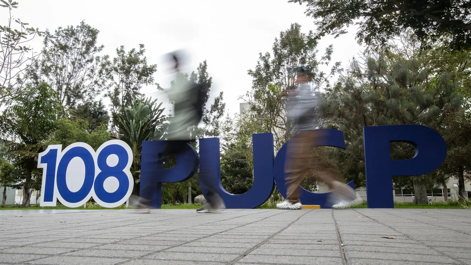 Alumnos caminando por el campus.