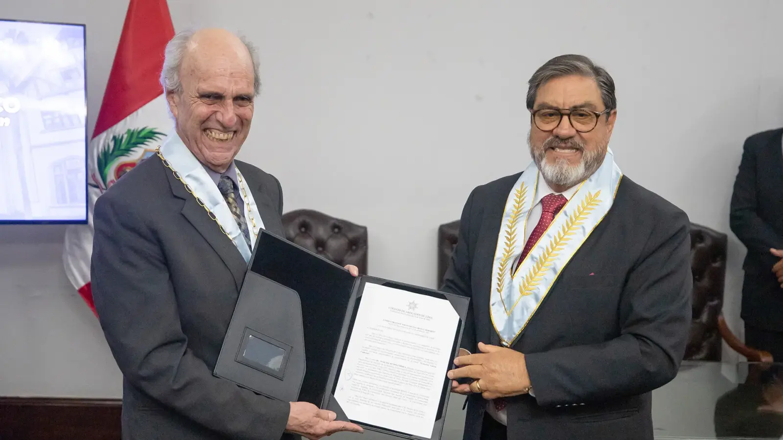 Marcial Rubio recibe la medalla Francisco García Calderón.
