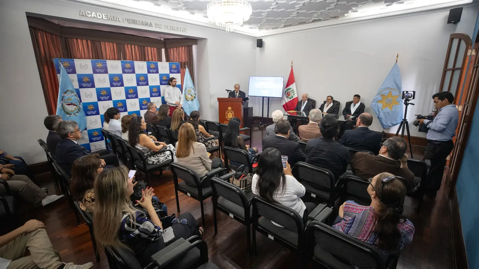 Marcial Rubio recibe una condecoración en la sala Baquijano del Colegio de Abogados de Lima