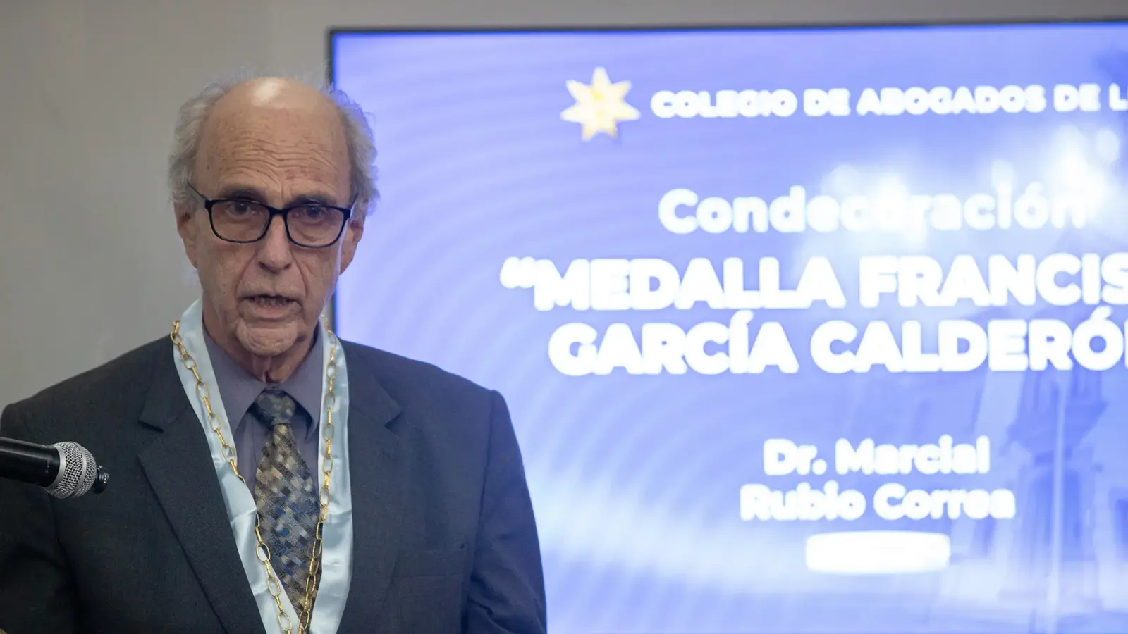 Dr. Marcial Rubio da un discurso frente a los asistentes.