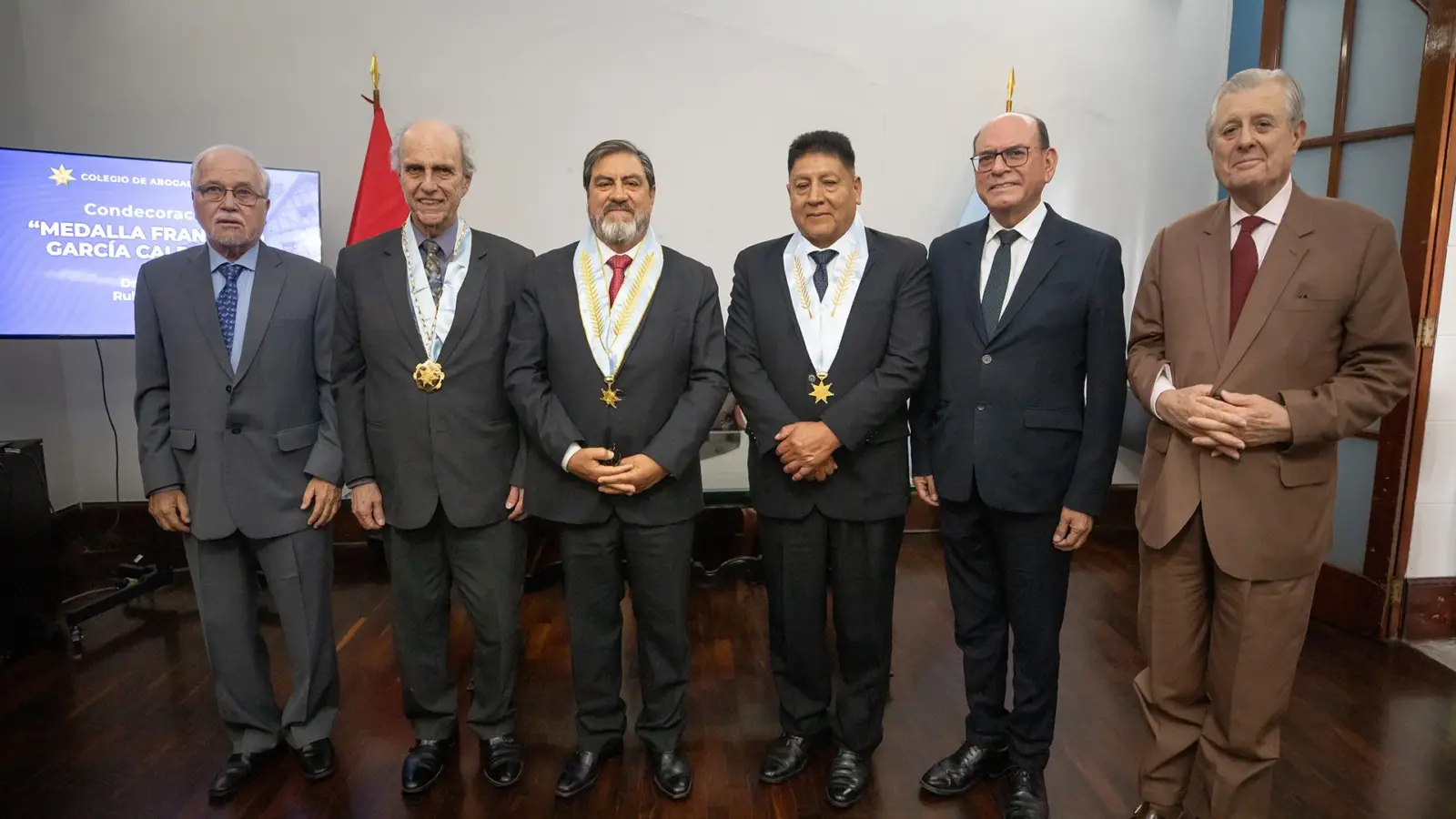 Dr. Marcial Rubio junto a autoridades de Colegio de Abogados de Lima.