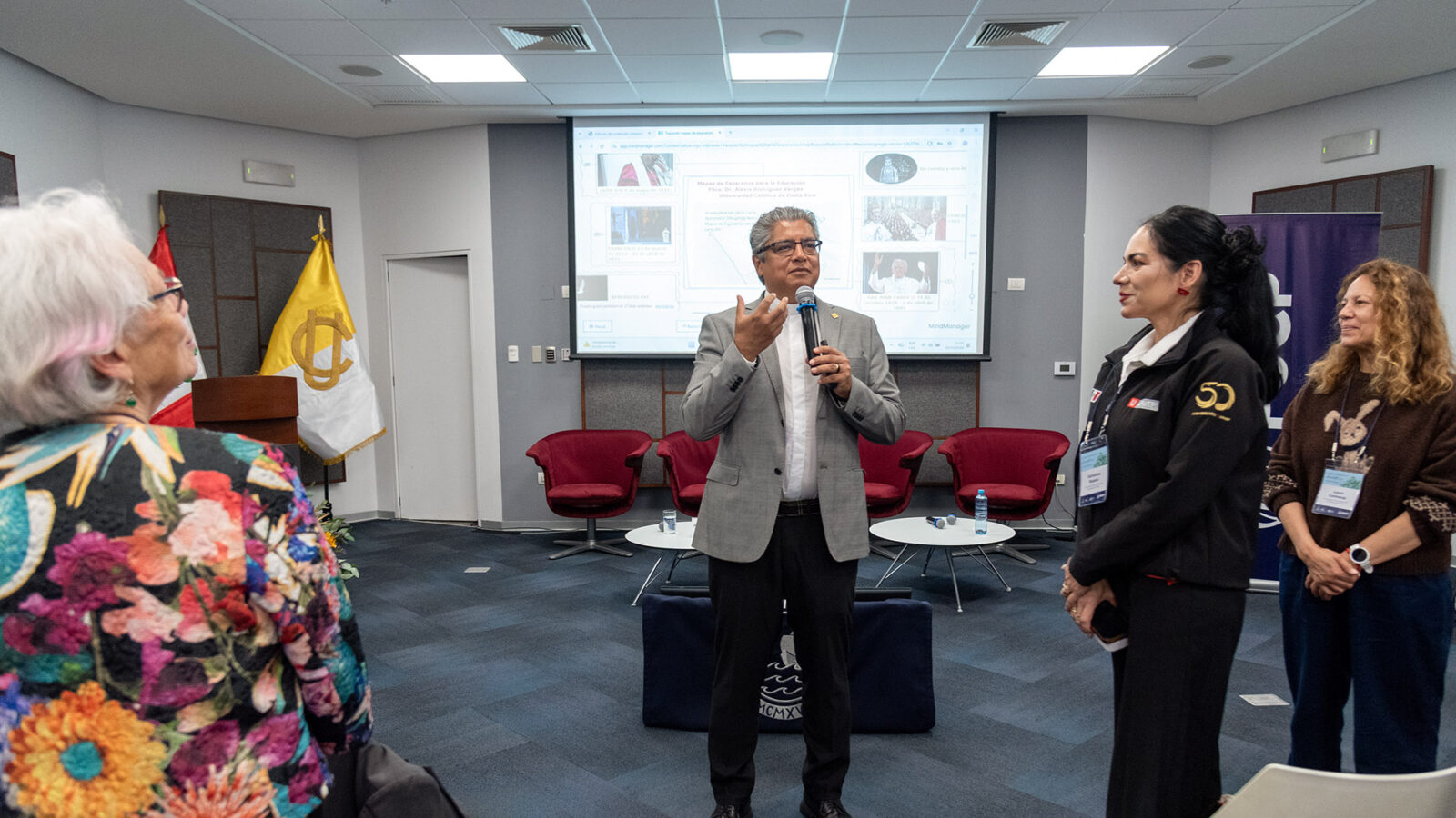 Ponente explicando encíclica Laudato Si' en el cuarto taller del observatorio.