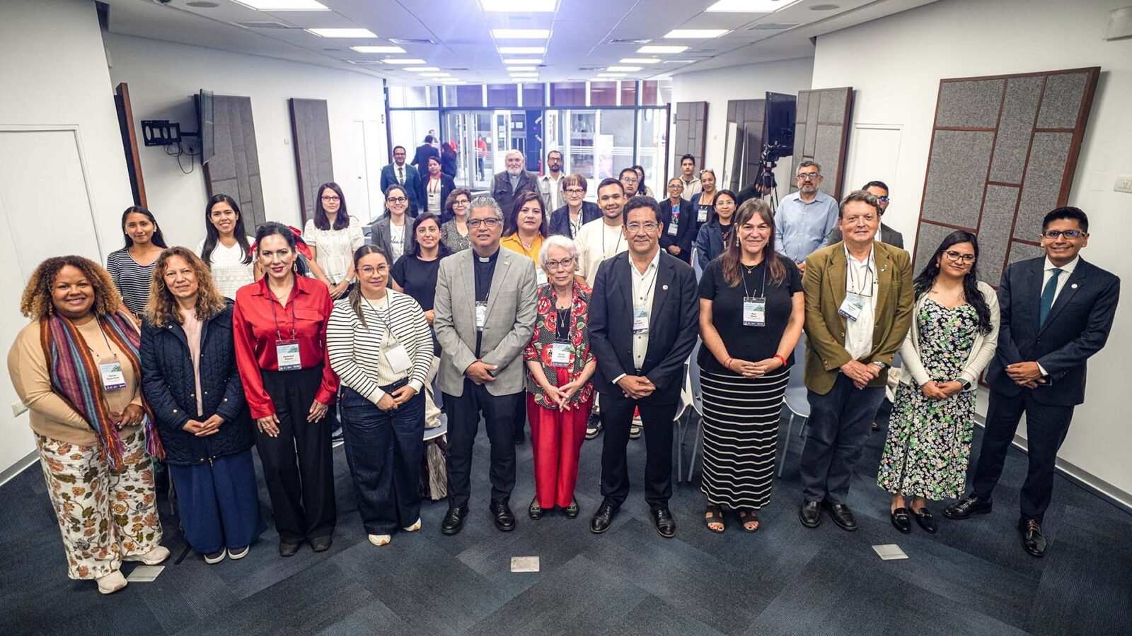 Rector asistiendo al tercer día del IV Taller del Observatorio Laudato Si' junto a participantes