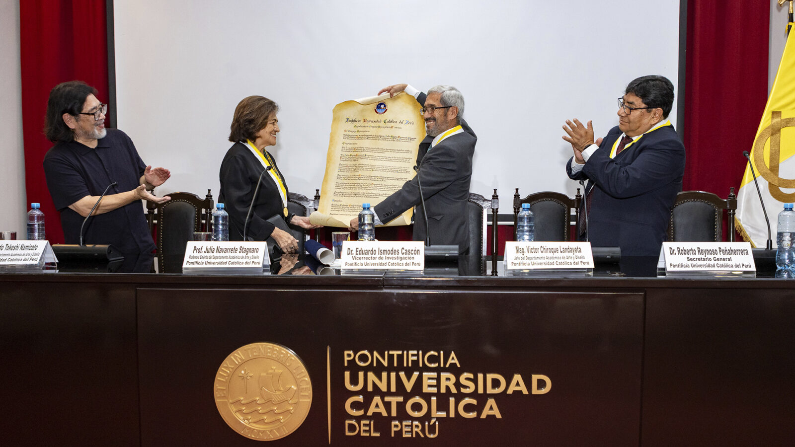 Julia Navarrete reconocida por la PUCP por su trayectoria artística y su impacto en generaciones de artistas peruanos.