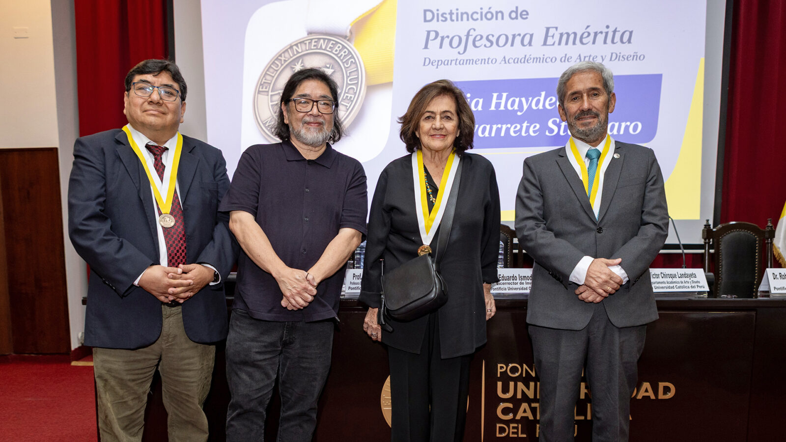 Julia Navarrete recibió la distinción de profesora emérita.