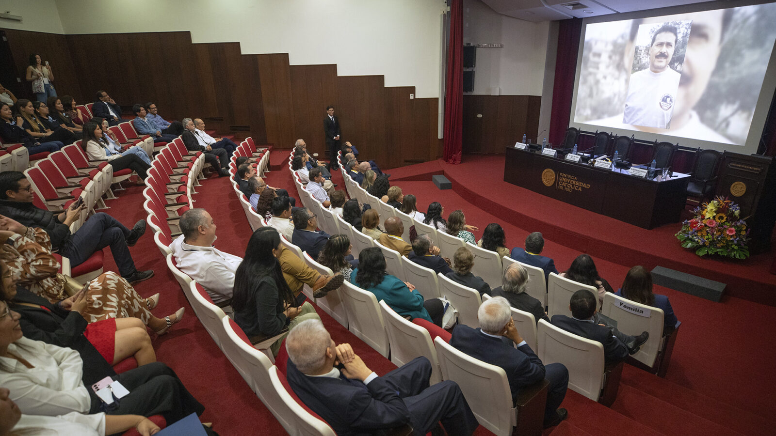 Distinción profesor emérito a José Carlos Dextre.