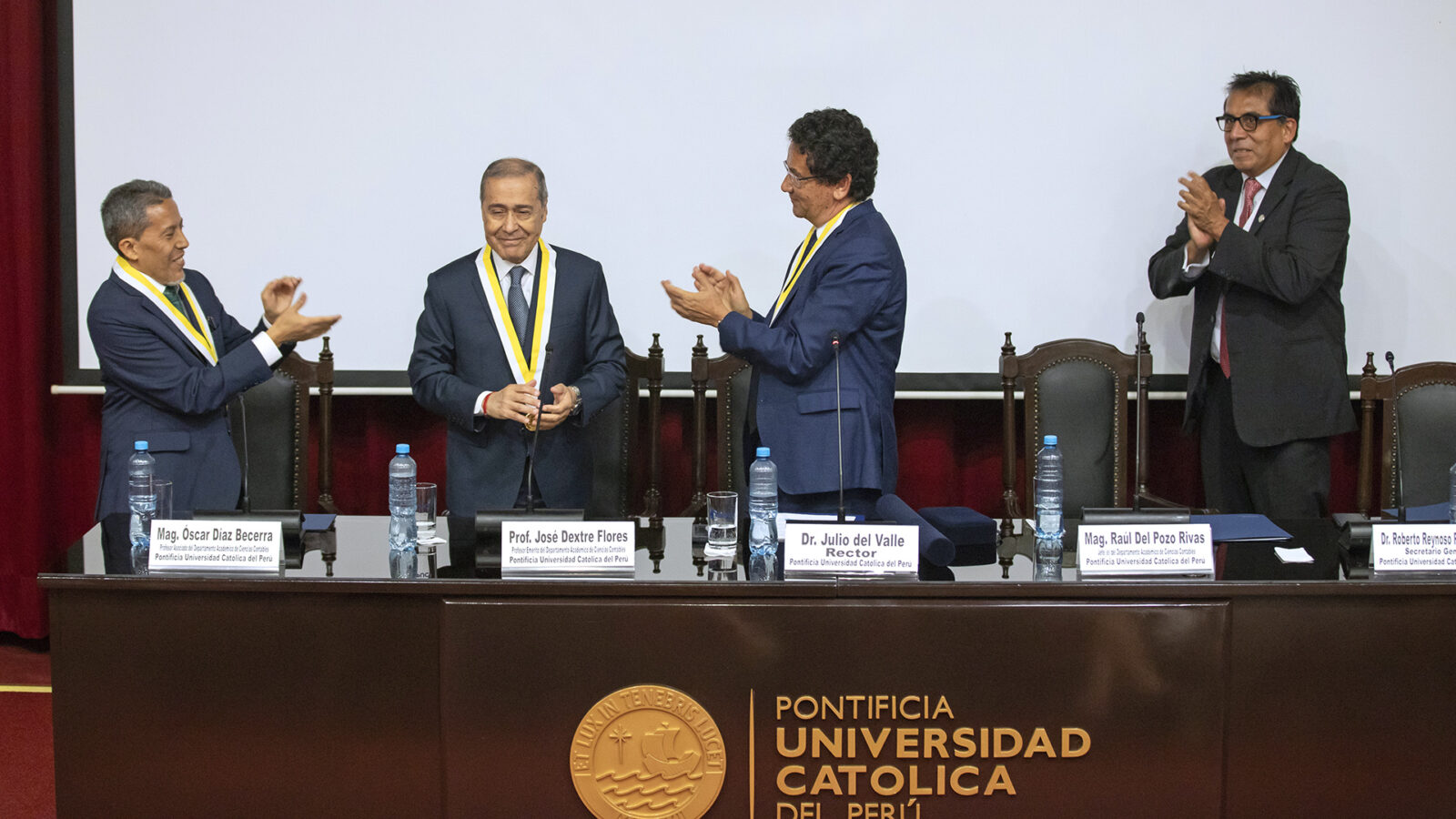 Distinción profesor emérito a José Carlos Dextre.