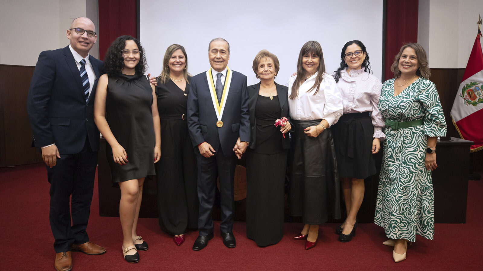 Distinción profesor emérito a José Carlos Dextre.