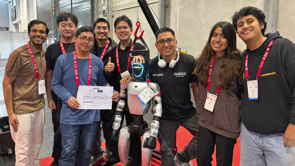 Equipo NONHUMAN en competencia de robótica