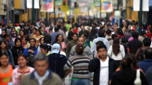 Ciudadanos latinoamericanos caminando en una calle